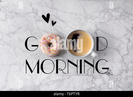 Donut, Tasse Kaffee und Herzen. Guten Morgen Gruß auf Marmor grau Hintergrund geschrieben. Stockfoto