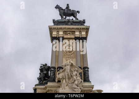 Reiterdenkmal von Alfonso XII mit Allegorie des Fortschritts auf ein Podest in Parque del Buen Retiro - Retiro Park in Madrid, Spanien Stockfoto