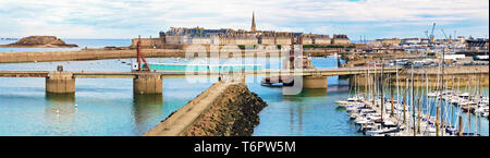 Die Bucht und die Einfahrt in den Hafen von Saint-Malo in der Bretagne, Frankreich. Stockfoto