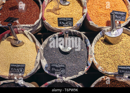 Linsen auf Mercado de San Anton in Viertel Chueca, Madrid, Spanien Stockfoto