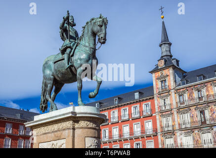 König Philipp III Statue vor der Casa de La Panaderia (Bäckerei Haus) kommunale und kulturelle Gebäude am Plaza Mayor - Hauptplatz in Madrid, Spanien Stockfoto