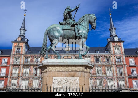 König Philipp III Statue vor der Casa de La Panaderia (Bäckerei Haus) kommunale und kulturelle Gebäude am Plaza Mayor - Hauptplatz in Madrid, Spanien Stockfoto