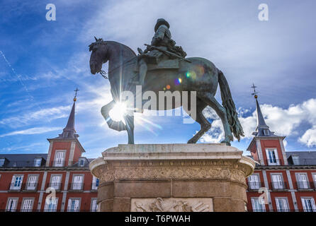 König Philipp III Statue vor der Casa de la Carniceria (Metzgerei Haus) kommunale und kulturelle Gebäude am Plaza Mayor - Hauptplatz in Madrid, Spai Stockfoto