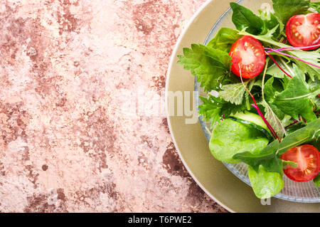 Gesunde Gemüse Salat von frischen Tomaten, Gurken, Kraut und Kopfsalat. Lebensmittel und Gesundheit Stockfoto