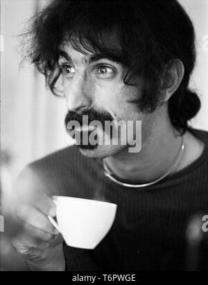 Amsterdam, Niederlande - 17 September: Frank Zappa mit einer Tasse Tee in Amsterdam, Niederlande, stellte am 17. September 1972 (Foto von Gijsbert Hanekroot) Stockfoto