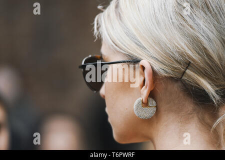 Mailand, Italien - 23. Februar 2019: Street Style - Frisur nach einer Modenschau in Mailand auf der Modewoche - MFWFW 19. Stockfoto