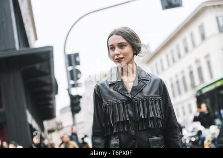 Mailand, Italien - 23. Februar 2019: Street Style - Beeinflusser Maria Leest nach einer Modenschau in Mailand auf der Modewoche - MFWFW 19. Stockfoto