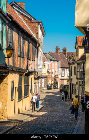 Straße mit Kopfsteinpflaster und Geschäfte der mittelalterlichen Straße von Elm Hill im Stadtzentrum von Norwich, Norfolk, East Anglia, England, UK. Stockfoto