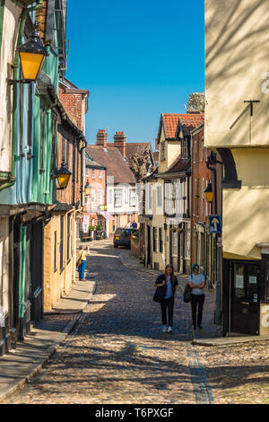 Straße mit Kopfsteinpflaster und Geschäfte der mittelalterlichen Straße von Elm Hill im Stadtzentrum von Norwich, Norfolk, East Anglia, England, UK. Stockfoto