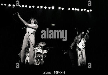 ROTTERDAM, Niederlande - 27. Oktober: Roger Daltrey, Keith Moon und Pete Townshend Der Whoon stageduring ein Konzert im Ahoy in Rotterdam, Niederlande, am 27. Oktober 1975. (Foto von Gijsbert Hanekroot) Stockfoto