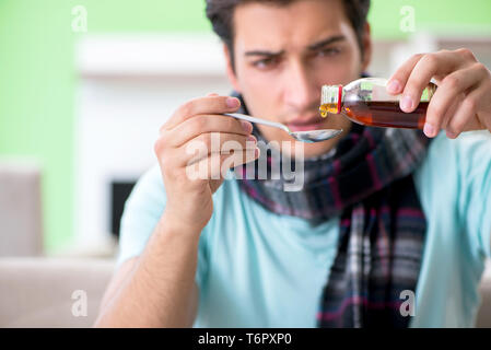 Jungen gutaussehenden Mann Leiden, Krankheit zu Hause Stockfoto