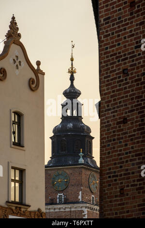 Eine Nahaufnahme Blick auf den Uhrturm von der Marienkirche in Krakau, Polen. Stockfoto