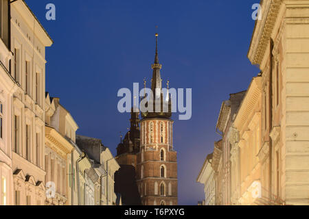Der Turm der Marienkirche in Krakau, Polen, photographiert von floriańska Straße bei Nacht. Stockfoto