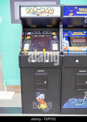 TERRASSA, SPANIEN - 19. MÄRZ 2019: Pac-Man Arcade/coin-op-Maschine im Nationalen Museum für Wissenschaft und Technologie von Katalonien Stockfoto