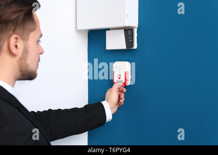 Junge Menschen ziehen der Brandmeldezentrale Griff, innen Stockfoto