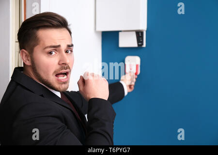 Junge Menschen ziehen der Brandmeldezentrale Griff, innen Stockfoto