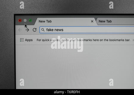 Seite der Internet Browser mit Worten gefälschte Nachrichten auf der Suche nach Bar Stockfoto