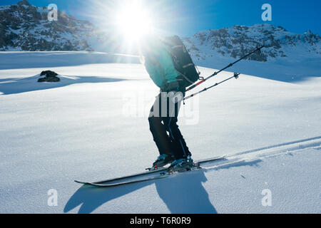 Blonde Frau tour Skifahren in der Schweiz Stockfoto