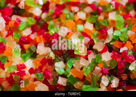 Mehrfarbige kandierte Früchte auf full frame Close-up. Tutti-Frutti, in eine Schüssel serviert, selektive konzentrieren. Stockfoto