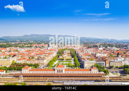 Zagreb, Kroatien, Luftaufnahme des historischen Stadtzentrum, berühmten Horseshoe Parks, Hauptbahnhof, Kunst Pavillon und Kathedrale im Hintergrund Stockfoto