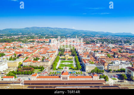 Zagreb, Kroatien, Luftaufnahme des historischen Stadtzentrum, berühmten Horseshoe Parks, Hauptbahnhof, Kunst Pavillon und Kathedrale im Hintergrund Stockfoto