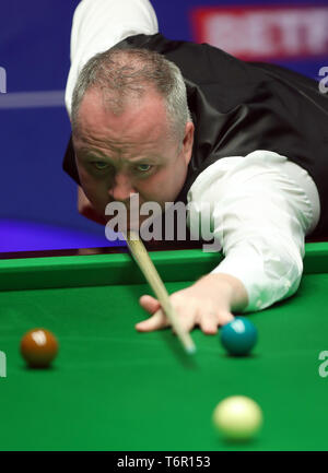 John Higgins in Aktion gegen David Gilbert bei Tag 13 der 2019 Betfred Weltmeisterschaft an den Tiegel, Sheffield. Stockfoto