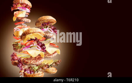 Satz von drei Burger in verschiedenen Größen, gewöhnlichen, Mittel und riesig. Größe für jeden Geschmack. Die Zutaten der Burger zu isolieren. Stockfoto