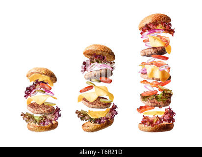 Satz von drei Burger in verschiedenen Größen, gewöhnlichen, Mittel und riesig. Größe für jeden Geschmack. Die Zutaten der Burger zu isolieren. Stockfoto