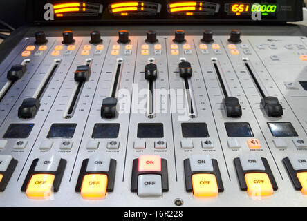 Clouse eines audio mixer Control Panel im Radio Studio Stockfoto