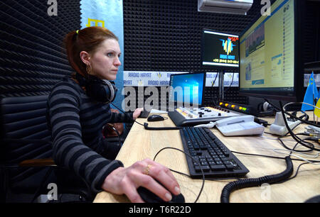 Tontechniker vor dem Monitor am Radio Studio sitzen. Kiew, Ukraine. Oktober 15, 2018 Stockfoto