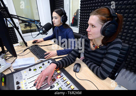 Tontechniker vor dem Monitor am Radio Studio sitzen. Kiew, Ukraine. Oktober 15, 2018 Stockfoto