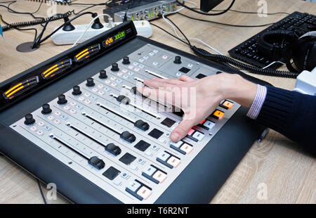 Tontechniker vor dem Monitor am Radio Studio sitzen. Kiew, Ukraine. Oktober 15, 2018 Stockfoto