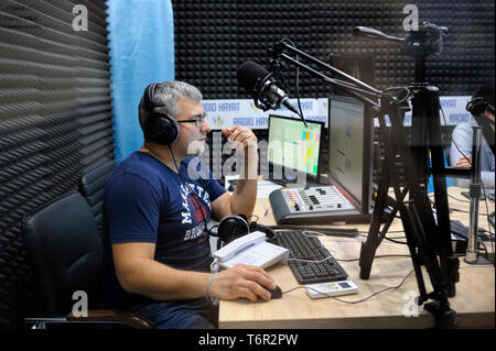 Tontechniker vor dem Monitor am Radio Studio sitzen. Kiew, Ukraine. Oktober 15, 2018 Stockfoto