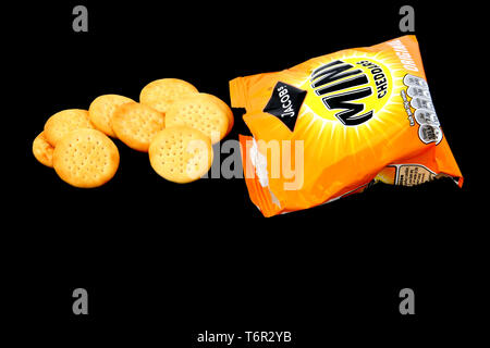 Tasche von Jacobs Mini Cheddars mit Keksen, die auf schwarzen Hintergrund öffnen Stockfoto