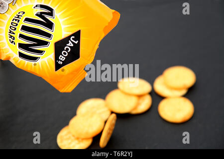 Tasche von Jacobs Mini Cheddars auf schwarzem Schiefer Hintergrund entleert wird geöffnet Stockfoto