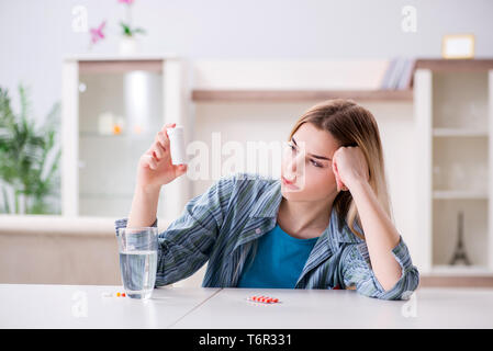 Frau Pillen, die mit dem Schmerz fertig zu werden Stockfoto