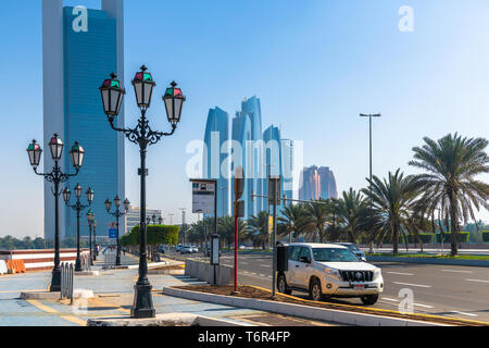 Abu Dhabi, VAE - 29. März. 2019. Stadtbild mit Blick auf die Etihad Türmen und anderen Wolkenkratzern Stockfoto