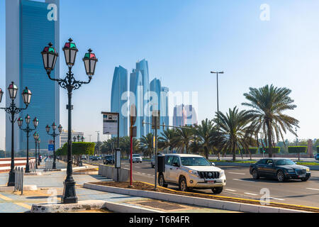 Abu Dhabi, VAE - 29. März. 2019. Stadtbild mit Blick auf die Etihad Türmen und anderen Wolkenkratzern Stockfoto