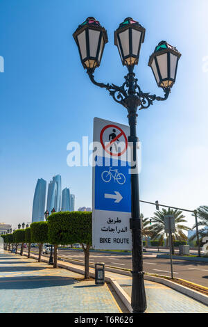 Zeichen auf die Lampe, die den Radweg in Abu Dhabi, VAE Stockfoto