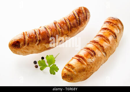 Zwei frisch zubereitete deutsche Bratwurst Wurst mit grünen Kräutern. Stockfoto