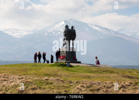 Touristen am Commando Memorial in der Nähe von Inverness, Highlands, Schottland, Vereinigtes Königreich Stockfoto