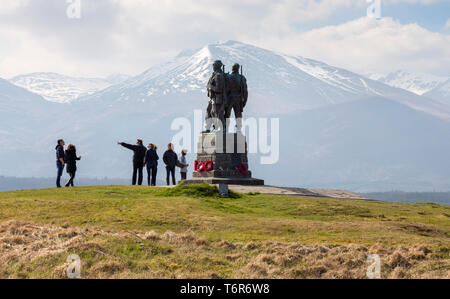 Touristen am Commando Memorial in der Nähe von Inverness, Highlands, Schottland, Vereinigtes Königreich Stockfoto