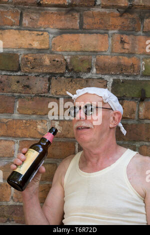 Nahaufnahme isoliert Senior britischen Mann draußen, trägt Weste, Sonnenbrille, weiß geknüpfte Taschentuch auf dem Kopf, 1940er Sommer Veranstaltung trinken Flasche Bier. Stockfoto