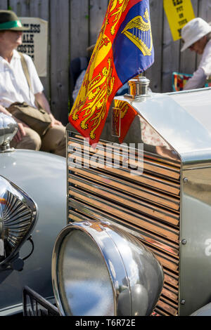 Close-up Frontgrill von Vintage, silber Rolls Royce Motor Car im Sonnenschein an der 1940er Veranstaltung, Black Country Museum, fliegen Queen's Royal Standard Flagge. Stockfoto