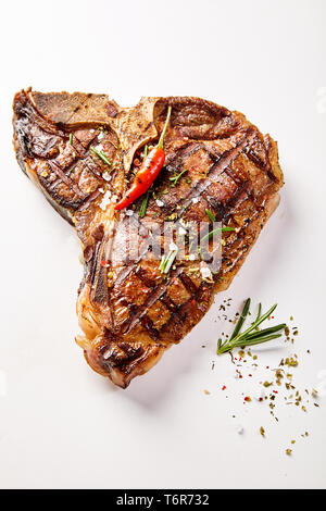 Eine saftige, gegrillten T-Bone Steak und Chili garnieren mit einem weißen Hintergrund und Kopieren. Stockfoto