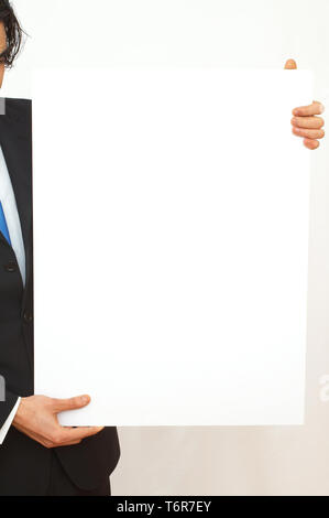 Geschäftsmann Holding leere Nachricht Board auf Weiß Stockfoto