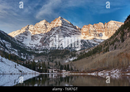 Kastanienbraune Glocken und Maroon See Landschaft Stockfoto