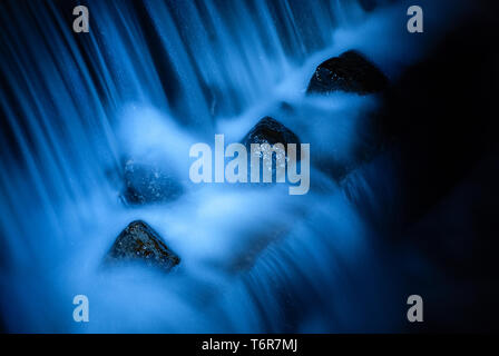 Lange Belichtung geschossen von einem Wasserfall von Spotlight beleuchtet Stockfoto