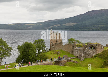 INVERNESS, Schottland - August 07, 2017: Leute genießen vist am Urquhart Castle am Ufer des Loch Ness, Schottland Stockfoto