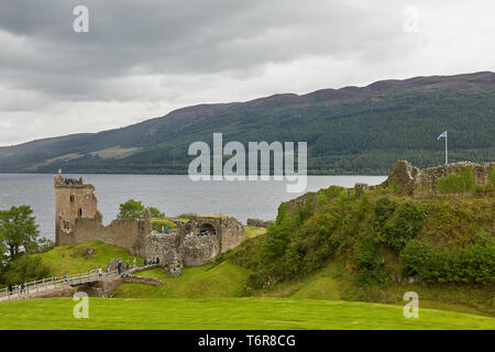 INVERNESS, Schottland - August 07, 2017: Leute genießen vist am Urquhart Castle am Ufer des Loch Ness, Schottland Stockfoto